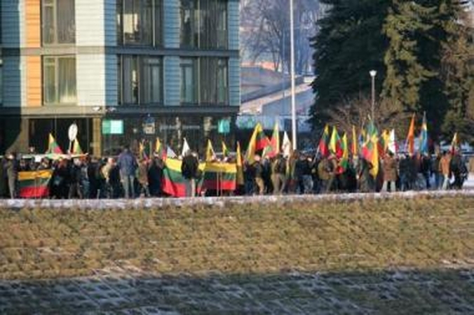 Patriotizmas: patriotais save vadinantis jaunimas žydų kapinių teritorijoje garsiai skandavo "Lietuva – lietuviams!".
