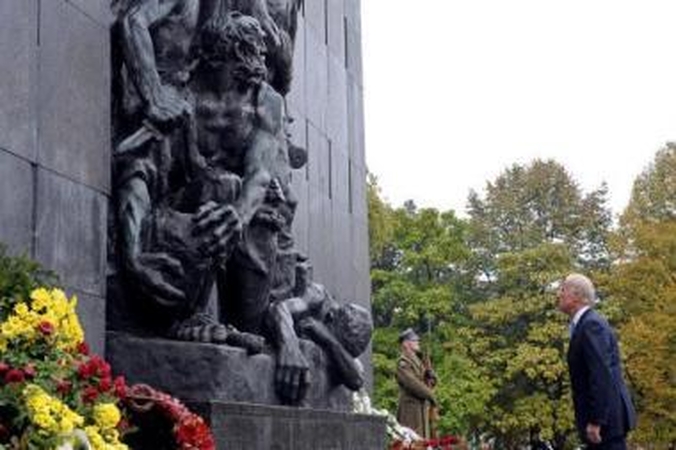 Pagarba: JAV viceprezidentas J.Bidenas rado laiko aplankyti ir Varšuvos geto monumentą.
