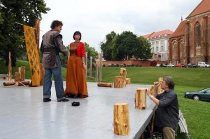 Tęstinumas: spektaklis po atviru dangumi prie Kauno pilies – tradicinis Pažaislio muzikos festivalio Valstybės dienai skirtas renginys.