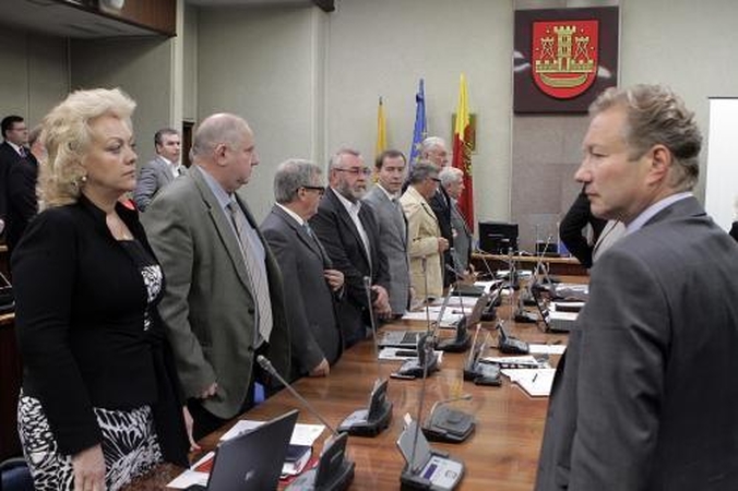 Išmokų siūlo neskubėti mažinti