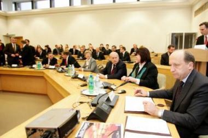Keistenybė: premjero A.Kubiliaus (dešinėje) su socialiniais partneriais pasirašyto Nacionalinio susitarimo neremia net koalicijos partneriai.