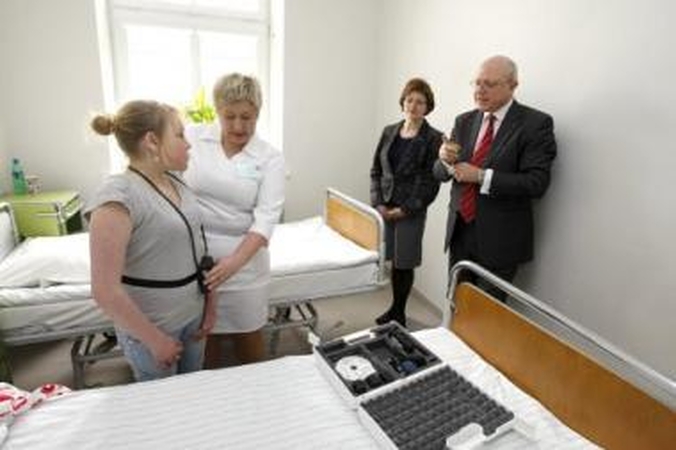 Pradžia: rėmėjų dovanotą aparatą išbandė pirmoji pacientė.