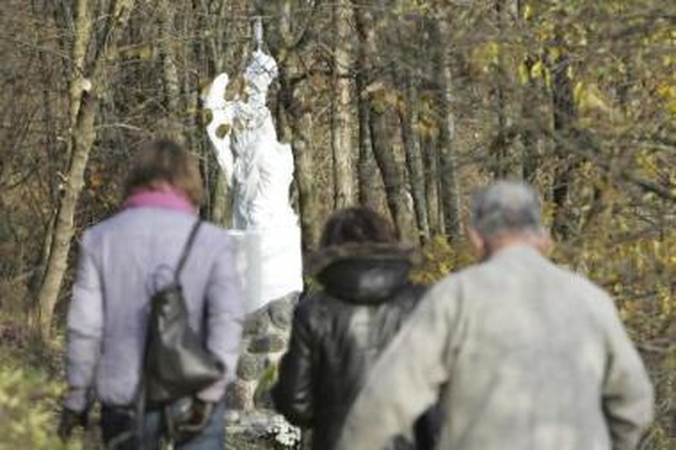 Lanko: vietoje, kur rastas D.Kedžio kūnas ir dabar stovi trys kryžiai bei dvi statulos, Visų šventųjų dieną būriavosi ir jo šalininkai, ir smalsuoliai.