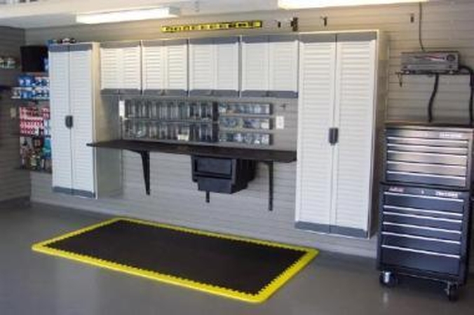 Racionalu: ant sienų sukabinti daiktai taupo patalpos erdvę.