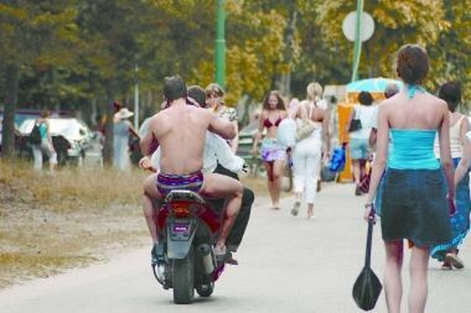 Įpročiai: kai kurie ratuoti eismo dalyviai ypač nedrausmingi būna vasarą.