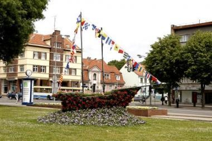 Gama: klaipėdiečius ir uostamiesčio svečius vėl džiugins laivelio formos gėlių kompozicija, atnaujinta pelargonijomis, sprigėmis bei surfinijomis, sprigėmis bei surfinijomis.