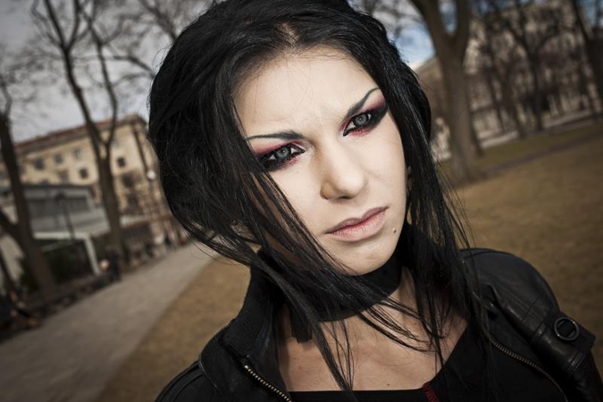 Dvynukių mama su vabalo maldininko tatuiruote
