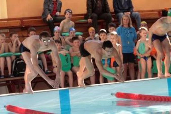 Autoritetai: Kauno plaukimo mokyklos vaikai stebėjo, kaip plaukia Lietuvos olimpiečiai.