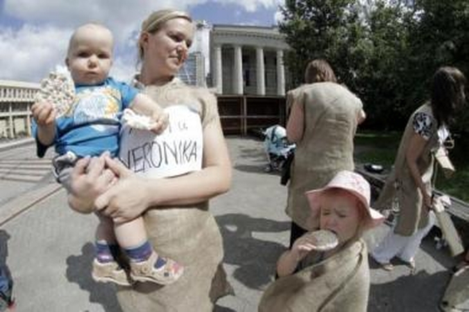 Veronikos: motinų rengti protestai, primenantys vaidinimus, politikų širdžių nesuminkštino.