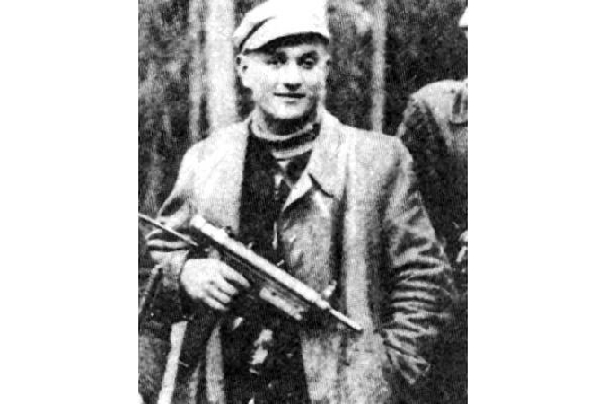 Pasitraukė: J.Lukša, dalyvavęs antinacių veikloje, 1946 m. išėjo partizanauti. Nuotraukoje apačioje - Melas: šį šviesiaplaukį žudiką žydų asociacija tapatina su J.Lukša, vadindama...