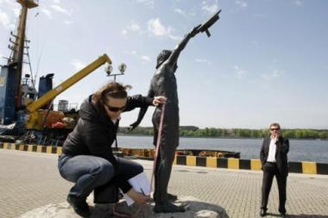 Pasiruošimas: savaitgalio šventei bus papuošta ir berniuko skulptūra Kruiziniame terminale.