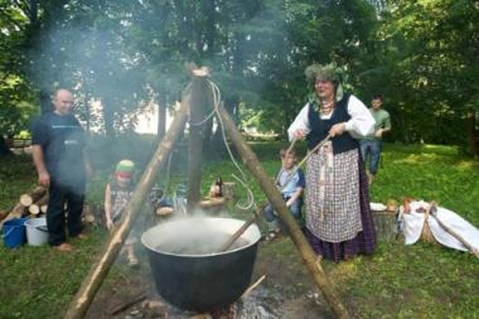 Kvapnu: net ir tvankų vakarą netrūko norinčių iš milžiniško katilo paragauti vaistažolių arbatos.