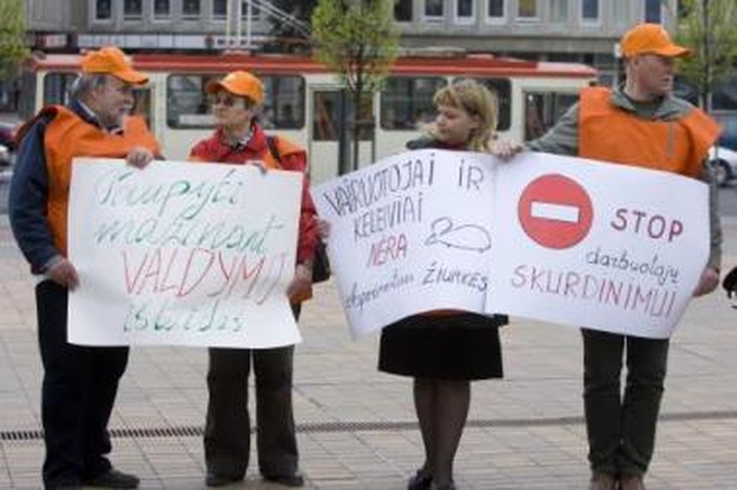 Ryškūs: dėmesį į savo problemas vairuotojai bandė atkreipti skambiais plakatais.