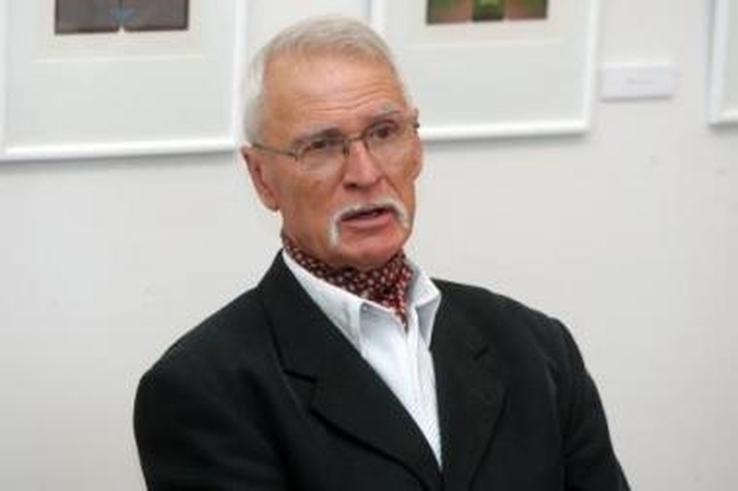 Apibendrino: parodoje "Nuo–iki" retrospektyviai pažvelgiama į visą A.Každailio kūrybą.