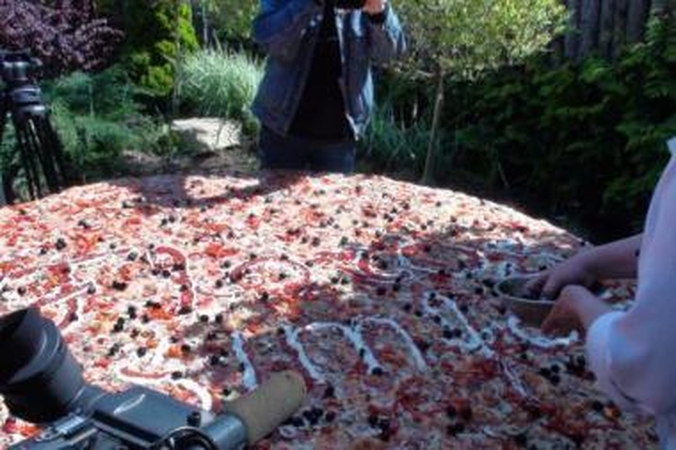 Įspūdinga: milžiniška pica pasisotinti galėjo ne viena dešimtis žmonių.