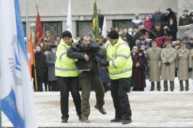 Pavojinga: A.Vilčinsko teigimu, žmogus su plakatu aikštėje buvo ne scenarijaus dalis, o provokacija.