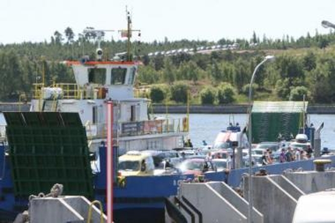 Šturmas: ilgąjį savaitgalį Neringoje leidę poilsiautojai vakar skubėjo namų link – ties perkėla nusidriekusi automobilių eilė buvo matyti ir Klaipėdoje.