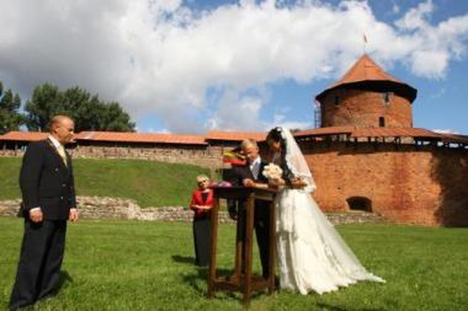 Kaina: santuokos ceremonija netradicinėje vietoje įkainota tris kartus brangiau – 210 litų.