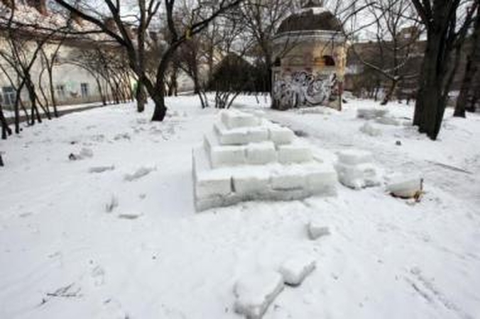 Ryžtas: Tibeto aktyvistai teigia tvarkysiantys skverą, net jeigu jis ir vėl bus nusiaubtas.