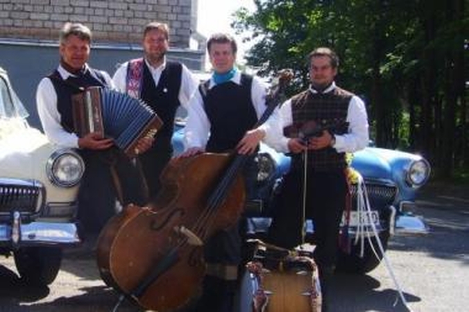 Kapelija: "Mingėje" muzikuoja klaipėdiečiai Rolandas Bučmys, R.Drevinskas, Ričardas Bučmys, ir N.Bastys.