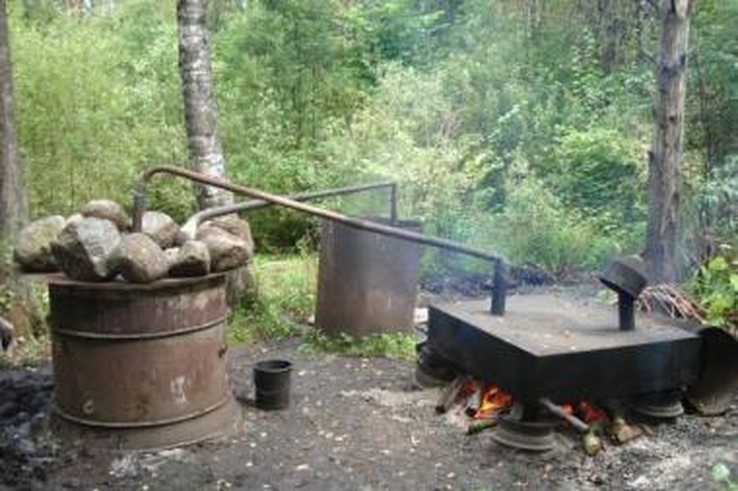 Dūmelis: naminės degtinės fabrikėlis buvo įkurdintas krūmais apaugusiame miško pakraštyje.