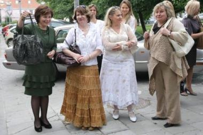 Improvizacija: rankines pristatančioms merginoms podiumą atstojo Vilniaus senamiesčio grindinys.