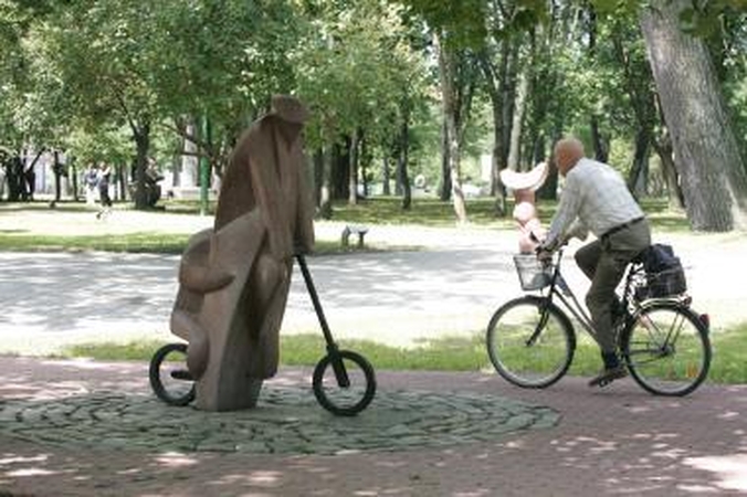 Vizija: dviračių pardavėjai viliasi, jog atšilus orams klaipėdiečiai ryšis automobilius iškeisti į dviračius.