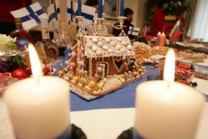 Jauku: per šv. Kalėdas suomiai kepa tradicinius imbierinius namelius.