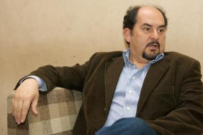 Siužetas: "Vargšai. Aristokratai" – komedija apie tai, kaip iš aukštuomenės kilęs jaunuolis tam, kad gautų tėvų sutikimą vesti nekilmingą merginą, įkalba vargšus persirengti...