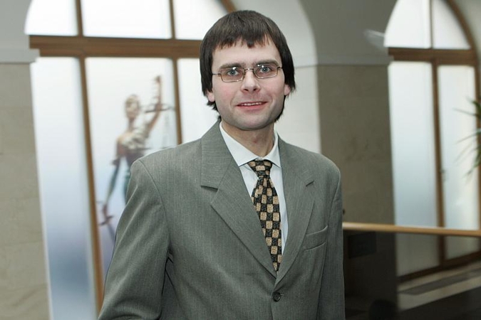 Dėl nulaužto veidrodėlio – antrankiai ir namų areštas