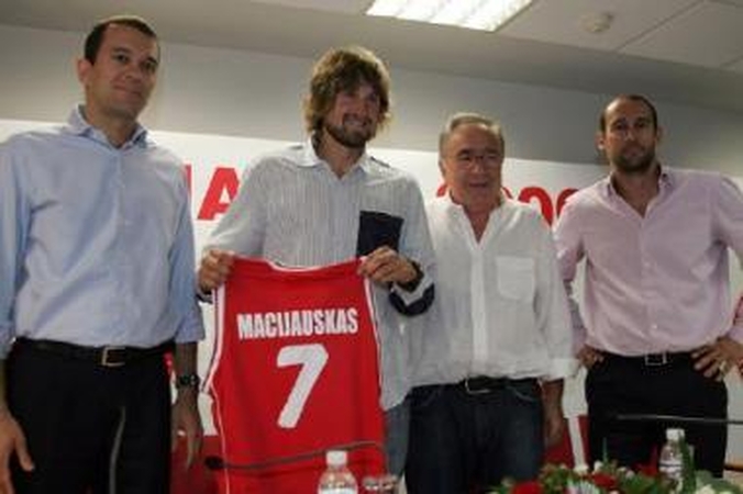 Maco ir "Olympiakos" karas baigėsi, bet šūviai tebeaidi