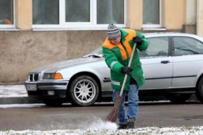 Susitvarko: kol kas iškritusiam sniegui likviduoti užtenka šluotų.