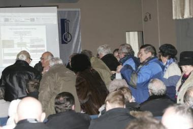 Susidomėjimas: į "Kauno energijoje" vykusį susirinkimą atėjo šimtai kauniečių.