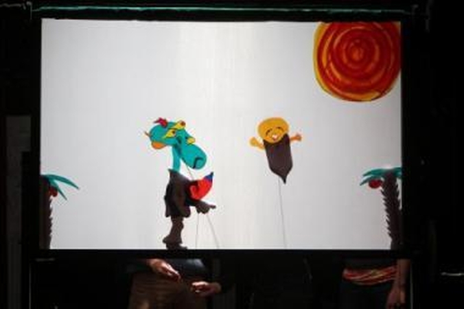 Suaugusiesiems: jaunųjų aktorių spektaklyje "Žaliojo žąsinėlio teatras" plakamas erotikos ir absurdo dramaturgijos kokteilis.