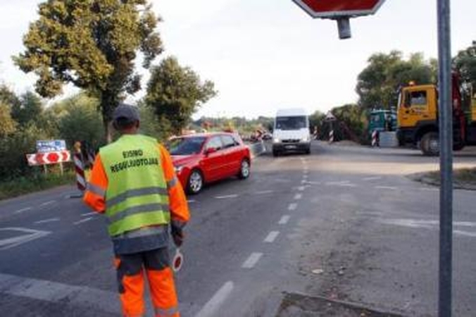 Reguliuoja: per piką eismą tiltu reguliuoja ir "Kauno tiltų" darbininkai.