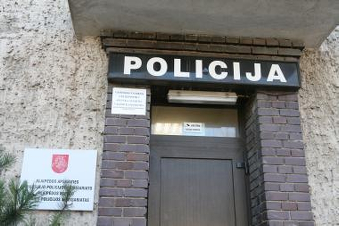 Tvarka: 1-ojo policijos komisariato laikino sulaikymo kameroje naktį praleidęs vaikinas dukart bandė pasikarti, bet policininkų sudraustas tąkart nurimo.