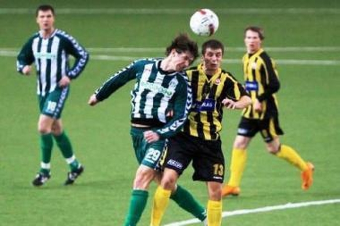 Kova: žalgirietis D.Arlauskis (kairėje) dėl kamuolio susigrūmė su I.Kozlovu.