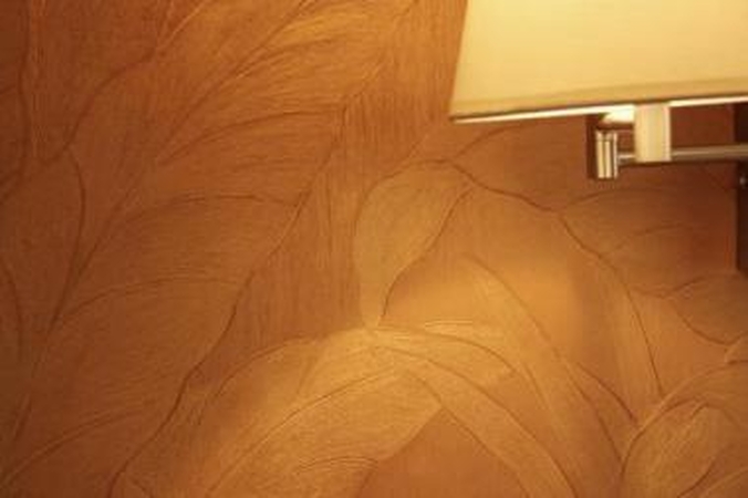 Bene mažiausiai pokyčių sulaukė miegamasis – čia liko beveik visi senieji baldai, atnaujinta grindų danga primena šokių aikštelę, o reljefinio paviršiaus sienų apmušalai tapo svarbiu...