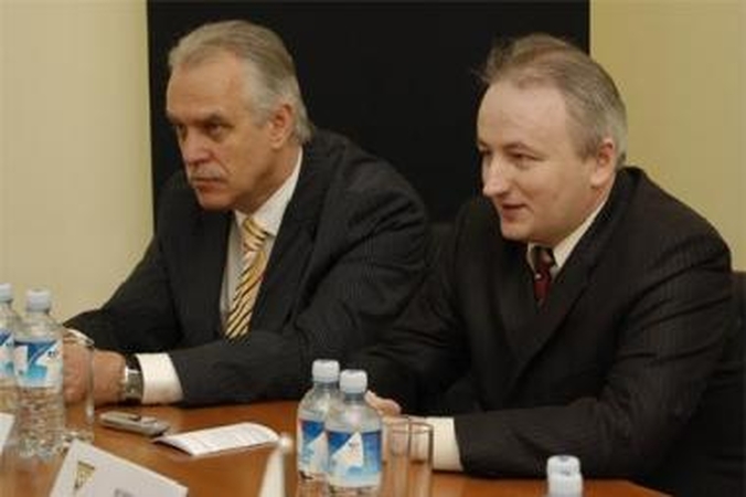 Interesai: A.Treušnikovui (kairėje) "Vėtros" klubas rūpi ne tik dėl futbolo, bet ir dėl ledo ritulio.