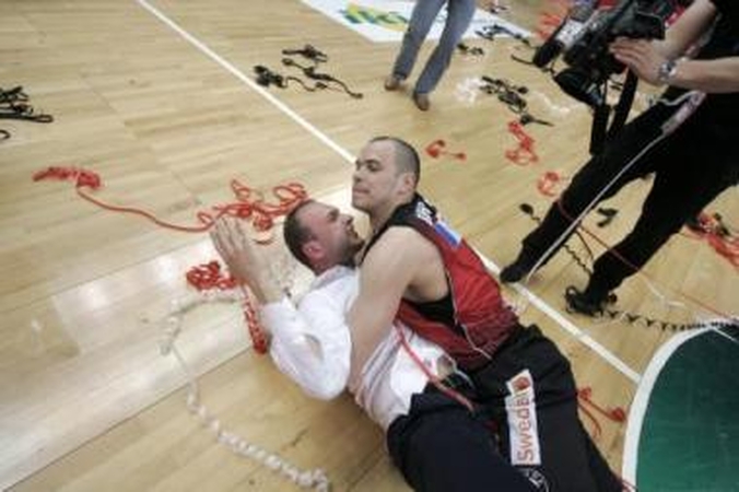 Padėka: visą sezoną tvirtai komandą laikęs R.Kurtinaitis po pergalės atsidūrė ant auklėtinių rankų. Triumfo akimirką jis pažymėjo gurkšniu šampano.