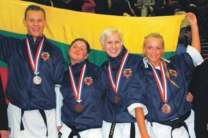 Kovotojų trofėjus – sidabras ir bronza