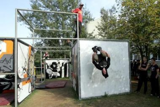 Gebėjimai: per šventę jaunuoliai demonstravo neįtikimus triukus.