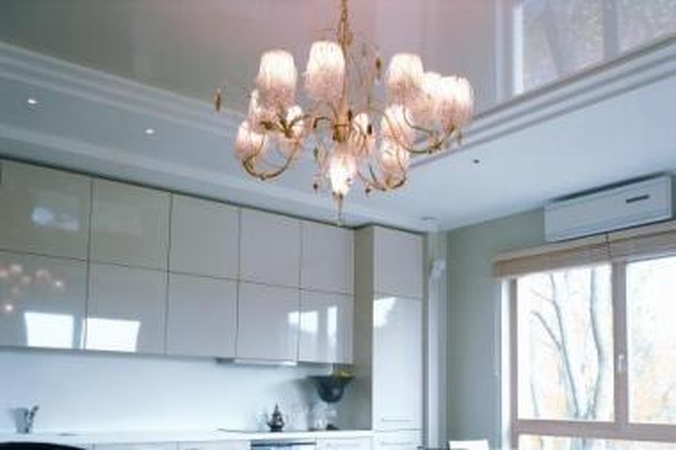 Gudrybė: į bendrą visumą sujungta svetainės, virtuvės ir valgomojo patalpa atrodo labai erdvi, nors jos plotas siekia beveik 30 kv. m.