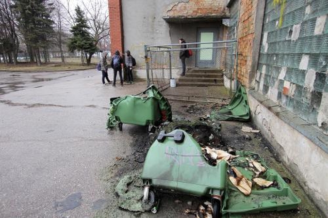 Futbolo aikštėje degino laužą