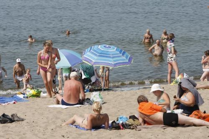 Paplūdimyje – girti vyrai ir kūdikis