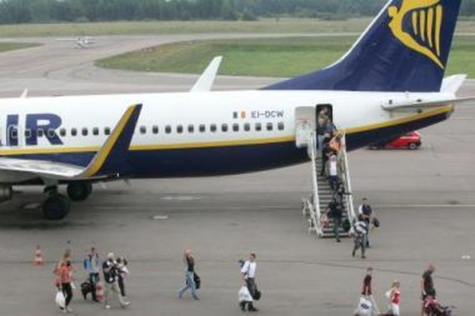 Netikėtumas: internetu neįsiregistravusiems "Ryanair" keleiviams tenka mokėti papildomą mokestį.