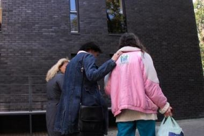 Atstūmė: motinai neįsileidus dukros į namus, ją teko vežti atgal į Psichiatrijos ligoninę.