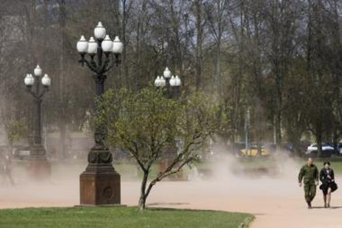 Tarša: nors ir nuplautas, Gedimino prospektas dūsta nuo dulkių: vėjas pusto Lukiškių aikštės smėlį.