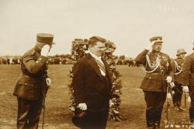 Įvairiaspalvis Prezidento krikštatėvio portretas
