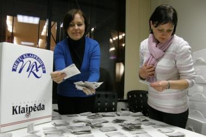 Užduotis: Metų klaipėdietės organizacinio komiteto narėms D.Janauskaitei ir L.Bieliauskaitei teko ne tik skaičiuoti iš laikraščio iškirptus lapelius, bet ir sumuoti balsus telefonu bei...
